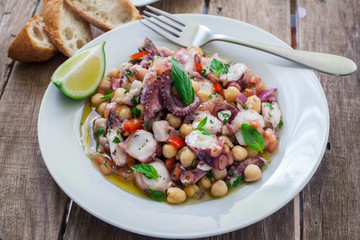 Octopus and chickpeas salad