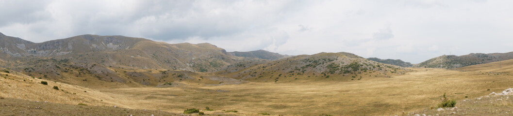 Fototapeta na wymiar Panorama: Hochebene in den Bergen Nord-Mazedoniens (Mavrovo Nationalpark)