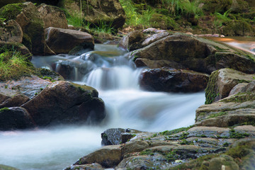 Langzeitbelichtung Gewässer im Erzgebirge an der Bockau, Fluss mit Steinen, Wald, Lichtstimmung