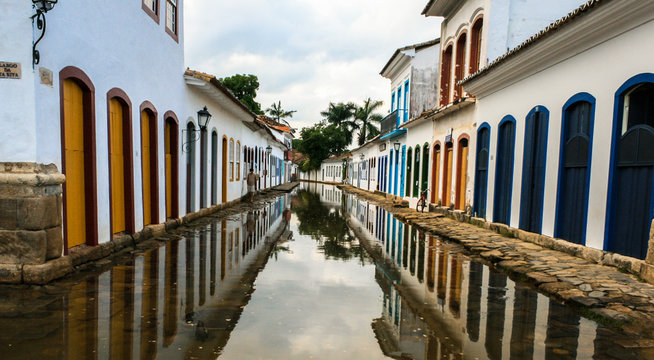 A day sailing around some islands and private beachs leaving from the historic center of Paray