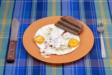 Scrambled eggs with garlic and bread