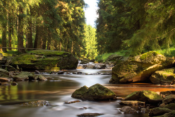 Langzeitbelichtung Gewässer im Erzgebirge an der schwarzen Pockau Fluss mit Steinen, Wald, Lichtstimmung, Naturschutzgebiet, Schwarzwassertal