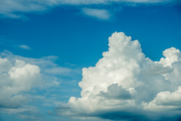 Obraz premium Blue sky background with tiny clouds