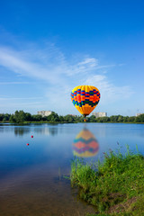 Obraz premium Balloon over the lake with reflection.