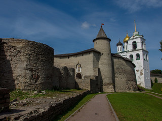 Fototapeta na wymiar Walls and towers of the Pskov Kremlin.