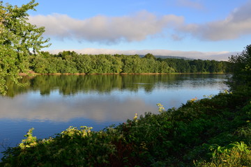 Fototapeta na wymiar Susquehanna river going through Harrisburg, Pennsylvania