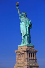 Fototapeta premium Statua Wolności z błękitnym niebem w tle, Nowy Jork, USA