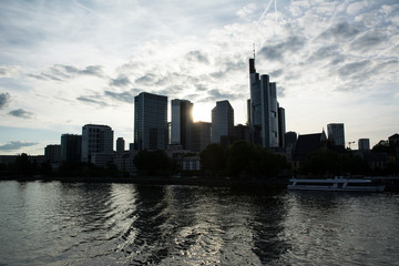 Obraz premium City skyline in shadows