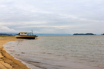 Obraz premium Abandoned wooden boat.
