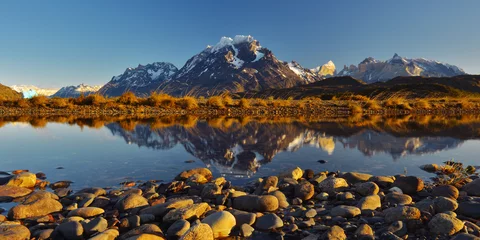 Photo sur Plexiglas Cuernos del Paine Panoramic reflection of the peaks of the Cuernos and Torres del Paine in Lago Grey with an iceberg at Sunrise, Torres del Paine national park, Patagonia, Chile.