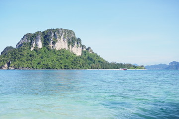 Fototapeta premium ิAn island in the middle of the sea surrounded by waves