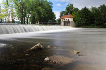 Wehr in Langzeitbelichtung
