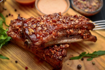 Delicious barbecued ribs seasoned with a spicy basting sauce