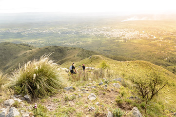 Familia haciendo caminata por la monta&ntilde;a en Argentina