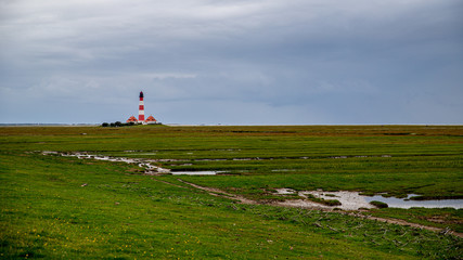 Fototapeta na wymiar Blick zum Leuchtturm Westerheversand