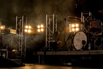 scena muzyka światła perkusja przygotowanie do koncertu