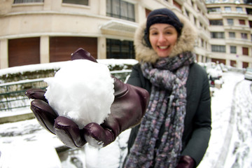Femme souriante  avec une boule de neige