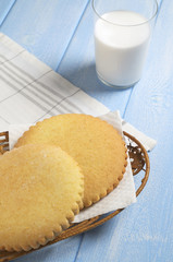 Gingerbreads with serrated edges and milk