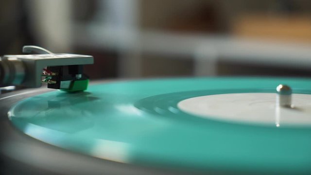 Deux plans de vinyles vintage en marche, qui tournent