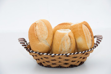 Pão na cesta com fundo branco