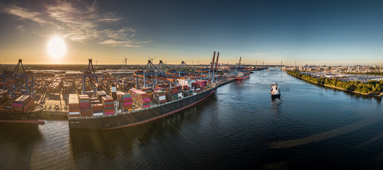 Panorama eines Container Terminals bei Sonnenuntergang