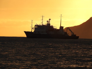 Obraz premium ship at sunset