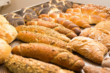 Frisches Gebäck aus dem Backofen in der Bäckerei