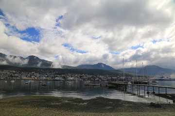 port morski w zatoce góry i niebo w tle ushuaia argentyna