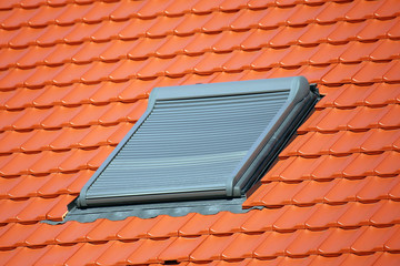Roof window with roller shutter