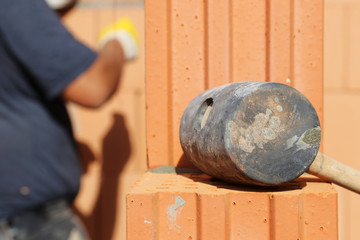 Bauarbeiter (Maurer) auf der Baustelle