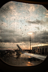 ventana de un avión con gotas de lluvia
