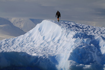 samotny człowiek idący po lodowcu - obrazy, fototapety, plakaty
