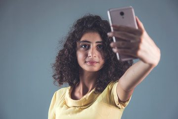 Naklejka premium woman hand phone in selfie