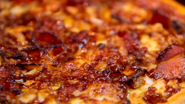 Pizza estilo pan pizza de queijo e tomate.