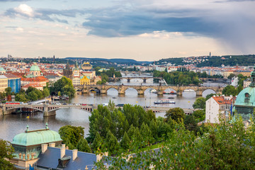 Fototapeta na wymiar Die Moldau mit vier Prager Brücken