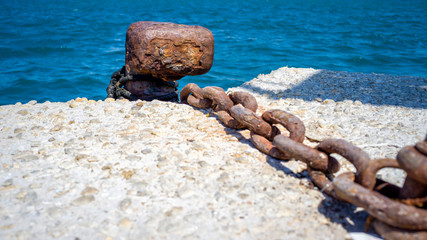 eine alte rostige Kette von einem Anker