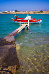Küstenlandschaft mit einem Fischerboot