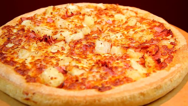 Pizza estilo pan pizza de queijo e tomate.