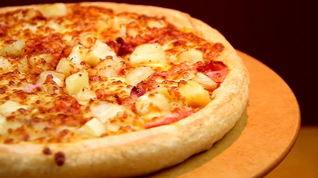 Pizza estilo pan pizza de queijo e tomate.