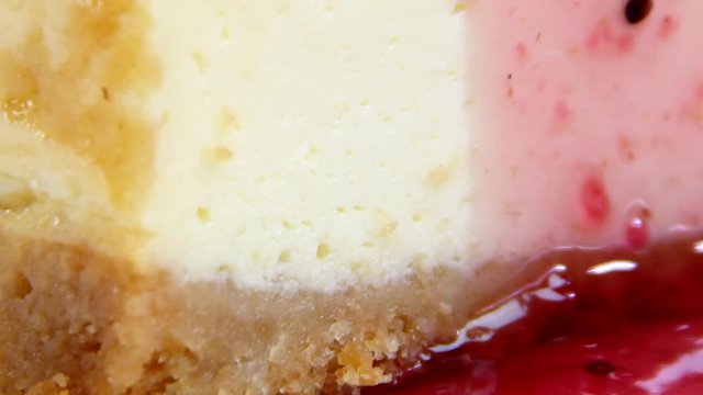 Sobremesa de sorvete com caldas vermelhas. Cheesecake.