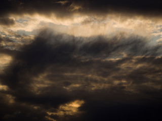 Ciemne chmury na niebieskim letnim niebie © pokrza