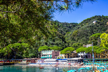 Obraz premium beach known as paraggi near portofino in genoa on a blue sky and sea background