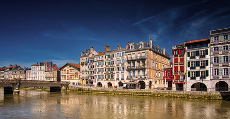 Obraz premium Colorful houses at the Nive river embankment in Bayonne, France