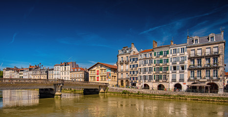 Obraz premium Colorful houses at the Nive river embankment in Bayonne, France
