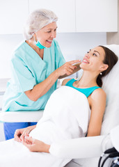 Obraz premium Doctor beautician discussing with woman