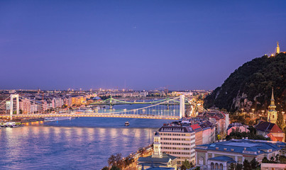 Fototapeta premium View on the Elisabeth Bridge and Budapest at night