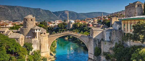 Pogled iz zraka na srednjovjekovni most u Mostaru