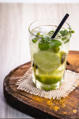 Mojito, Cuban drink known worldwide. The ingredients are, in addition to rum, sugar or syrup, mint, lemon and carbonated water.