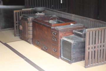 Coffres de voyage dans une maison traditionnelle japonaise