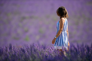 Donna campo di lavanda